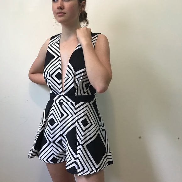 Short mini skirt look 60’s dream outfit! Graphic, classy and elegant and cool. - Picture 5 of 17